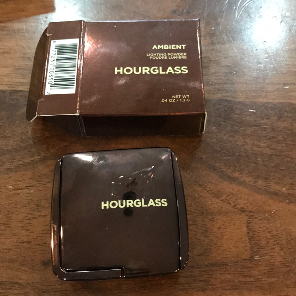 Hourglass ambient lighting powder